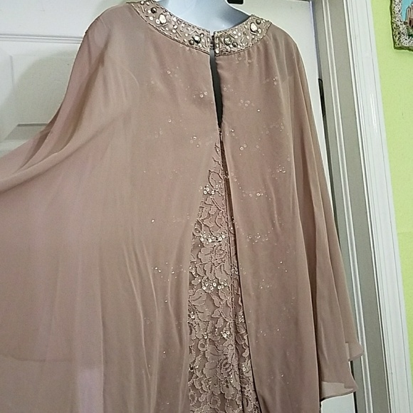 Beautiful capelet dress!  unaltered! 🍃🌹 - Picture 7 of 7